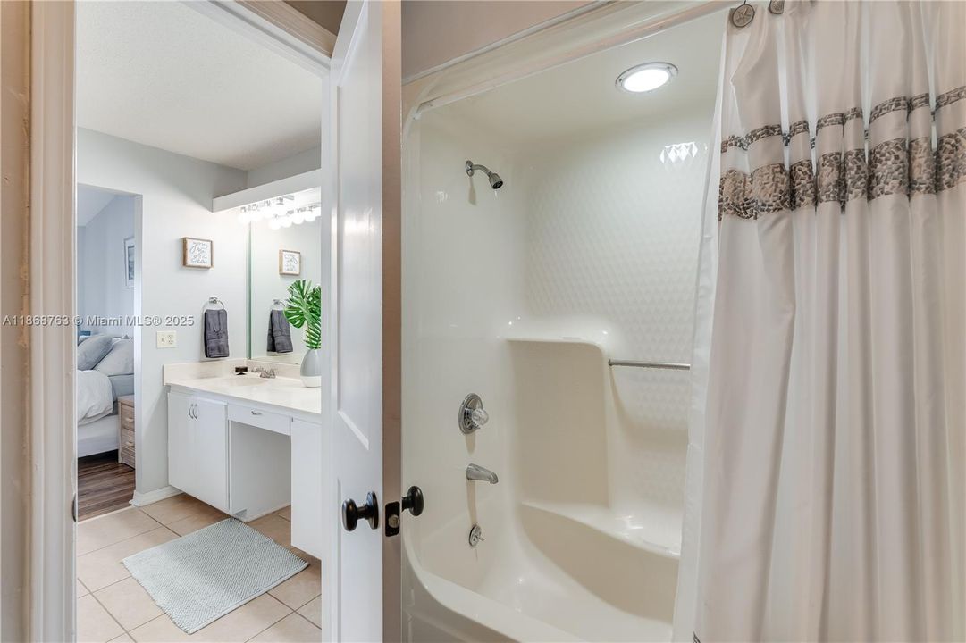 На продажу: $425,000 (3 спален, 3 ванн, 1322 Квадратных фут)