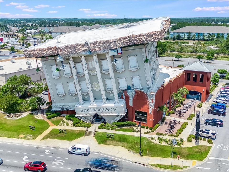 Surrounding amenity - dining, shopping, entertainment!