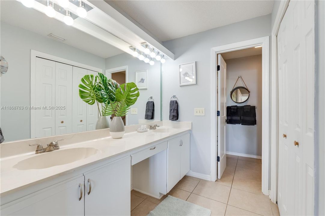 На продажу: $425,000 (3 спален, 3 ванн, 1322 Квадратных фут)