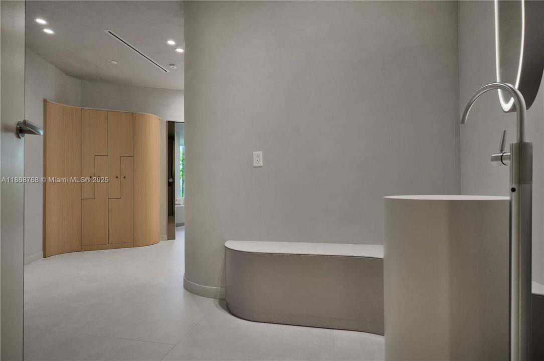 For Sale: $3,599,999 (2 beds, 3 baths, 2046 Square Feet)