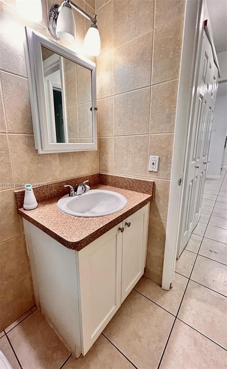 For Sale: $165,000 (1 beds, 1 baths, 700 Square Feet)