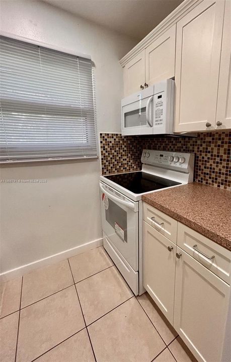 For Sale: $165,000 (1 beds, 1 baths, 700 Square Feet)