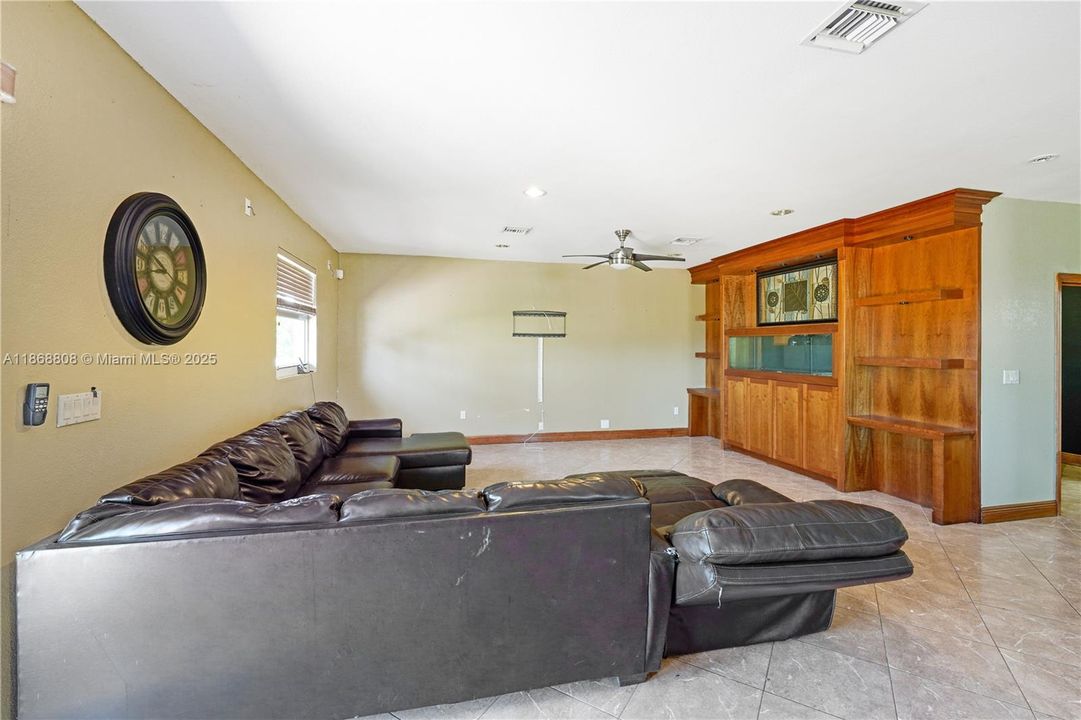 En Venta: $1,900,000 (4 camas, 3 baños, 2198 Pies cuadrados)