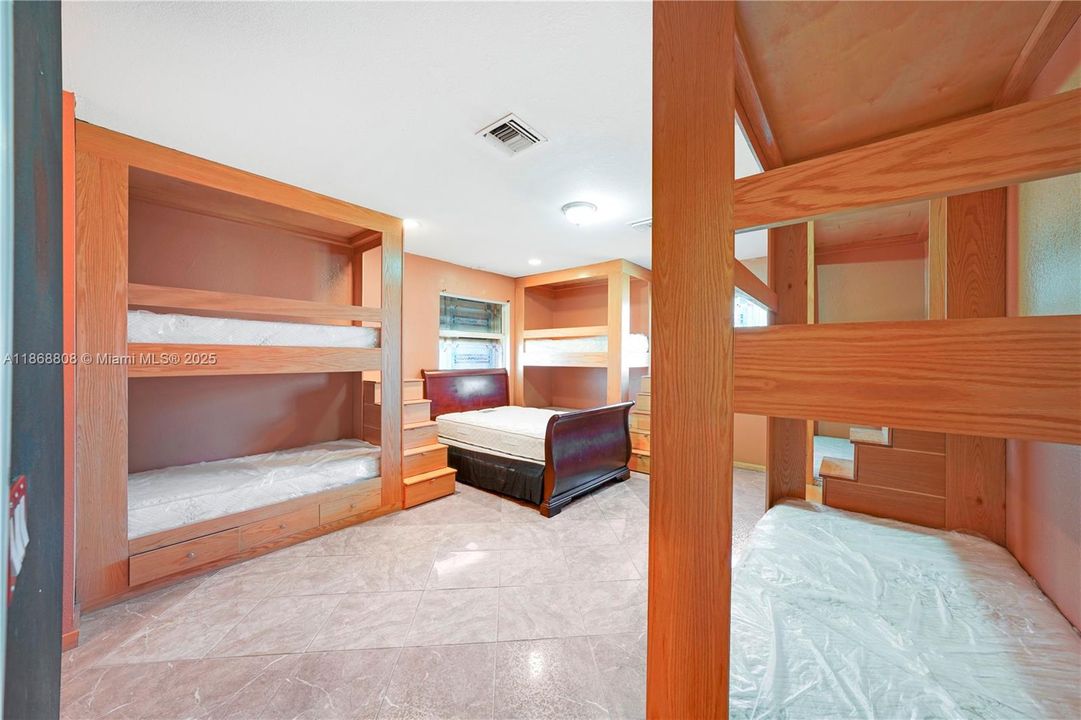 En Venta: $1,900,000 (4 camas, 3 baños, 2198 Pies cuadrados)