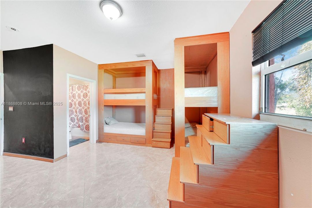 En Venta: $1,900,000 (4 camas, 3 baños, 2198 Pies cuadrados)