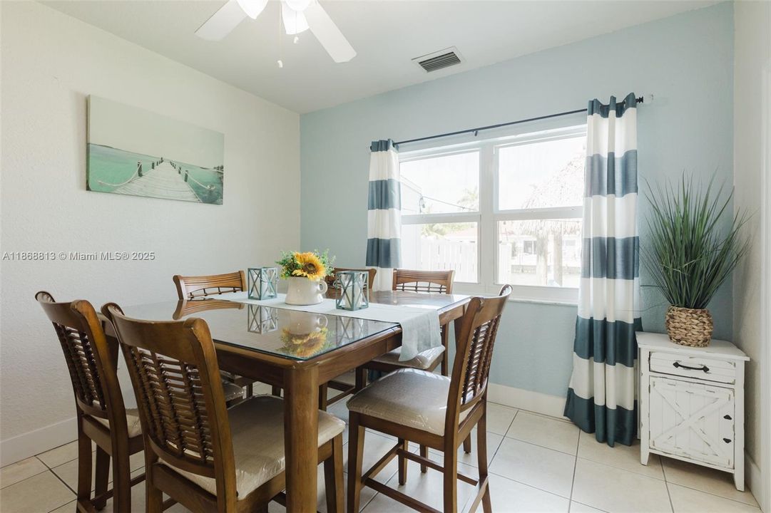 En Venta: $899,000 (3 camas, 2 baños, 1184 Pies cuadrados)