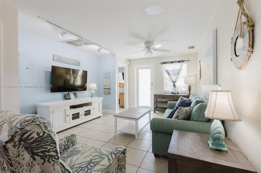 En Venta: $899,000 (3 camas, 2 baños, 1184 Pies cuadrados)