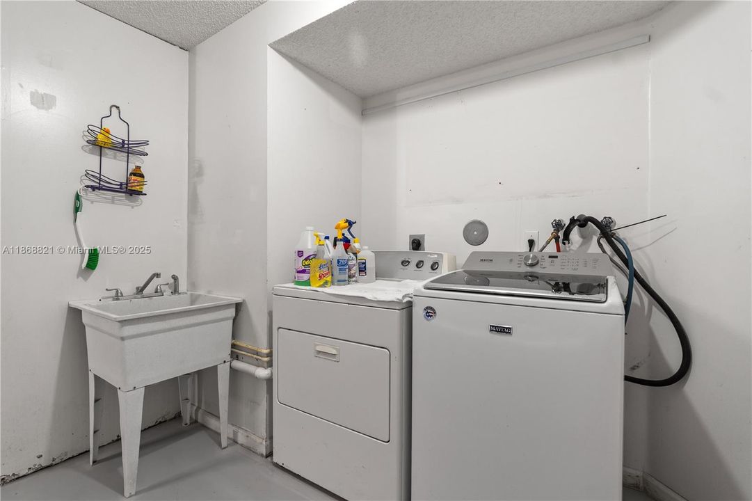 Active With Contract: $799,000 (3 beds, 2 baths, 1648 Square Feet)