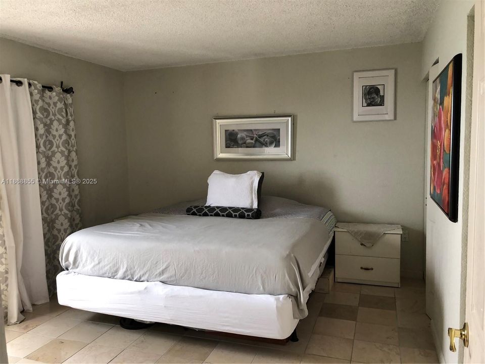 待售: $239,000 (2 贝兹, 1 浴室, 653 平方英尺)