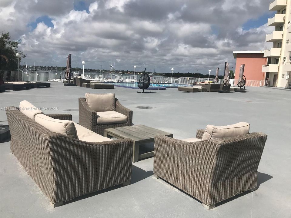 待售: $239,000 (2 贝兹, 1 浴室, 653 平方英尺)