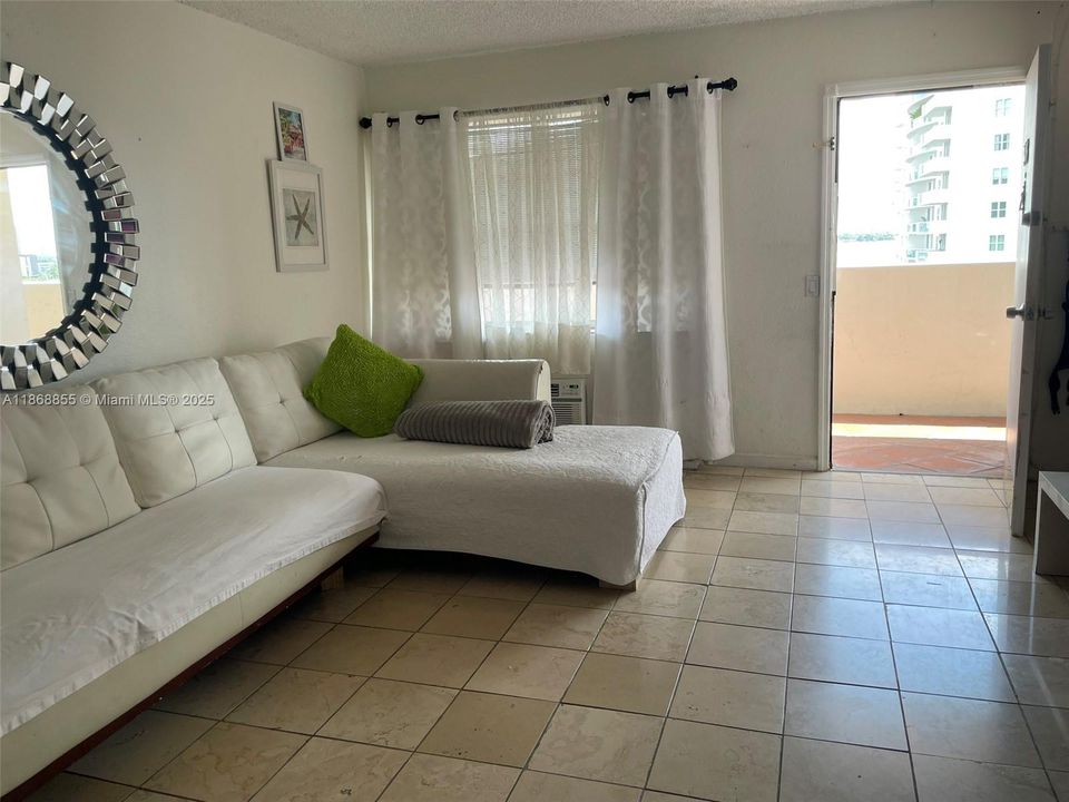 待售: $239,000 (2 贝兹, 1 浴室, 653 平方英尺)