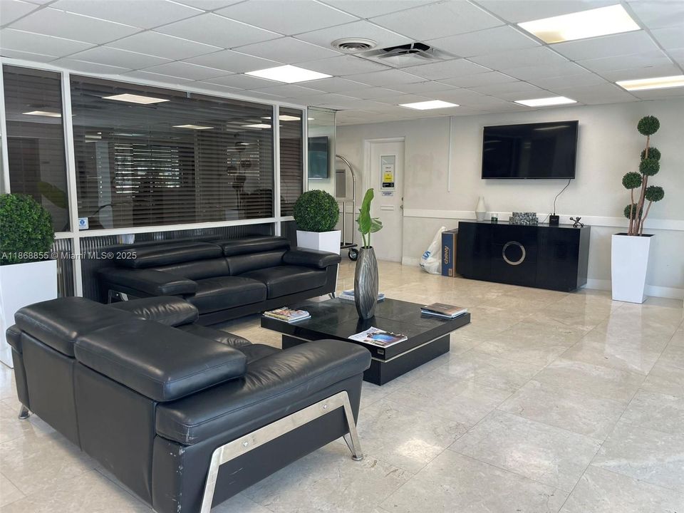 待售: $239,000 (2 贝兹, 1 浴室, 653 平方英尺)