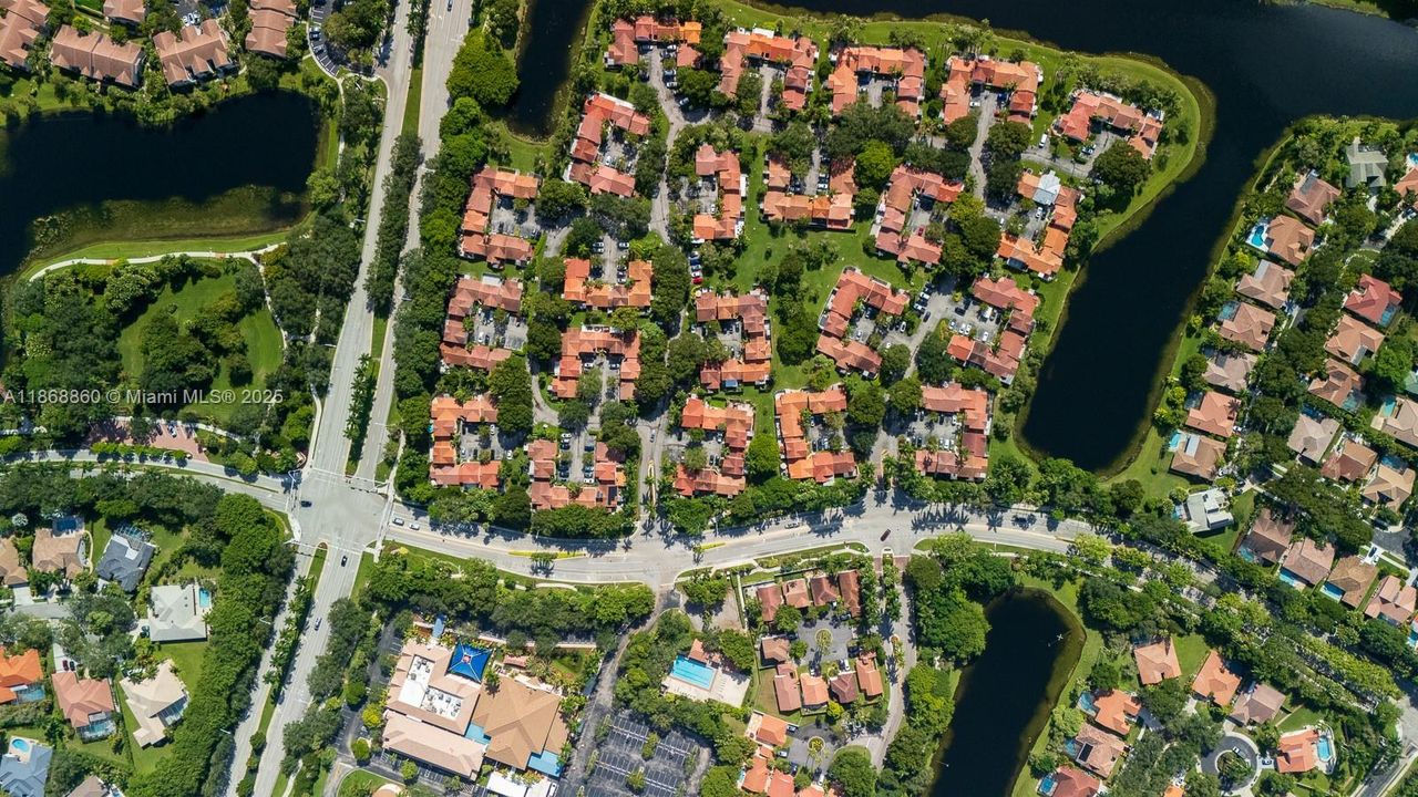 For Sale: $499,000 (2 beds, 2 baths, 913 Square Feet)