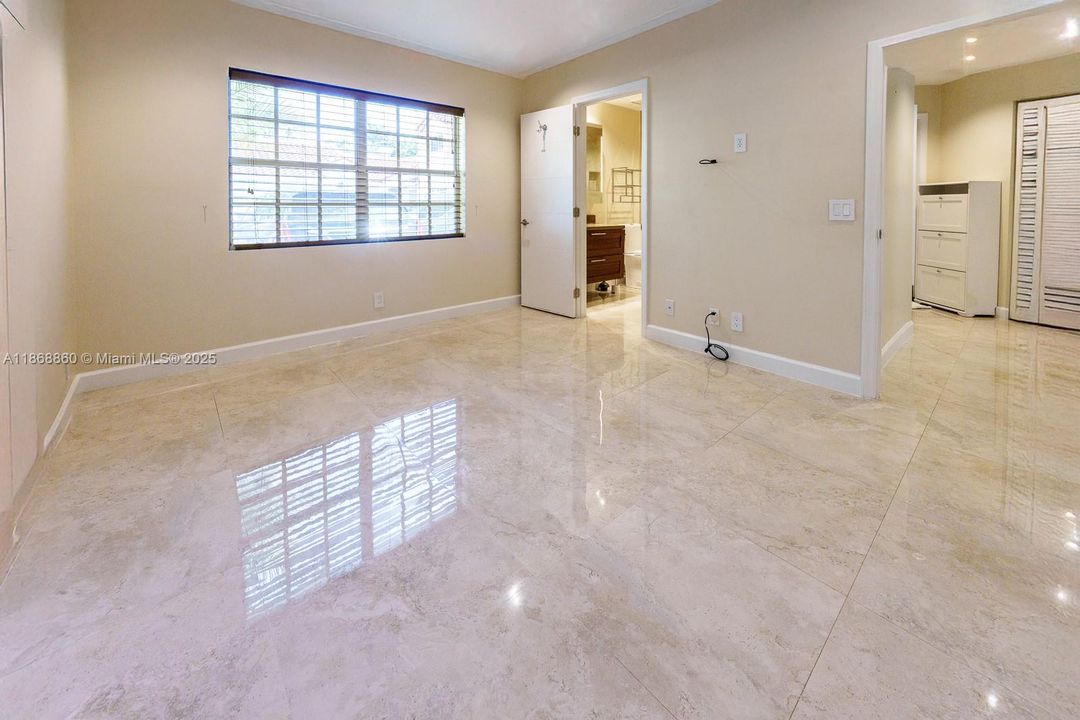 For Sale: $499,000 (2 beds, 2 baths, 913 Square Feet)