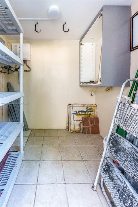 For Sale: $499,000 (2 beds, 2 baths, 913 Square Feet)