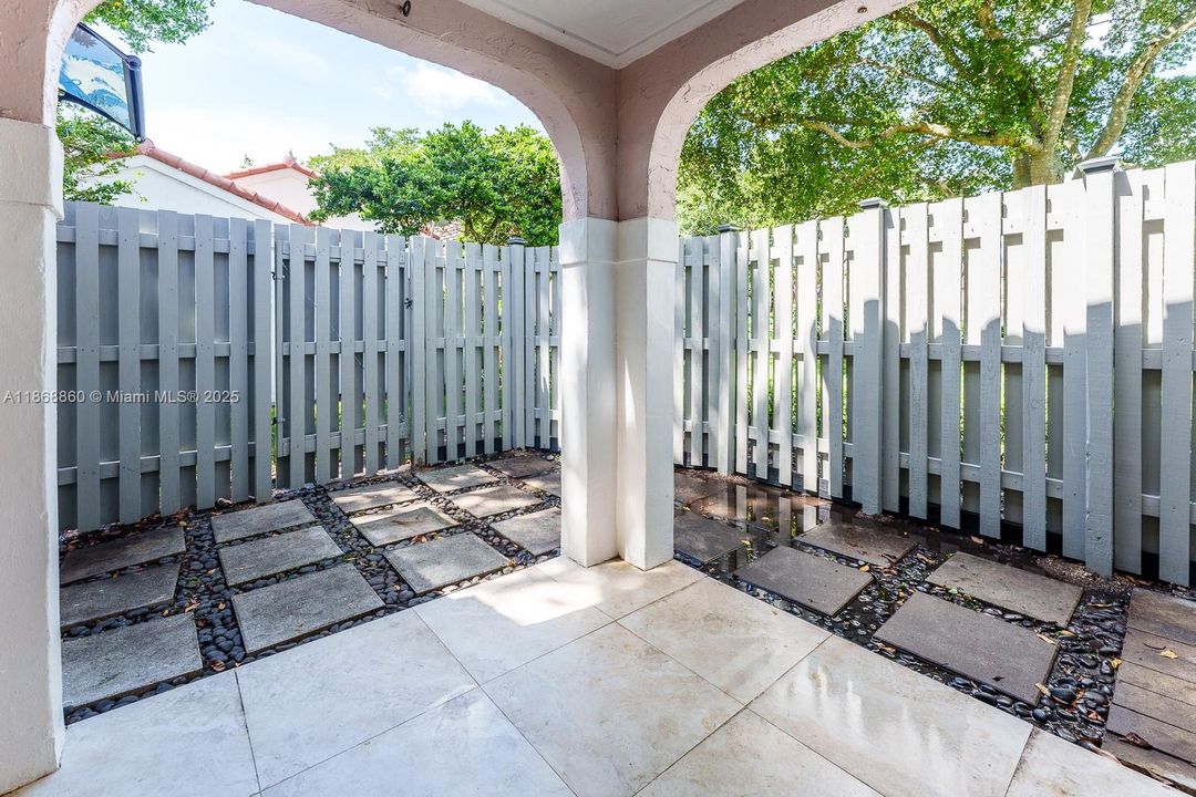 For Sale: $499,000 (2 beds, 2 baths, 913 Square Feet)