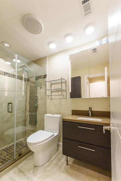 For Sale: $499,000 (2 beds, 2 baths, 913 Square Feet)