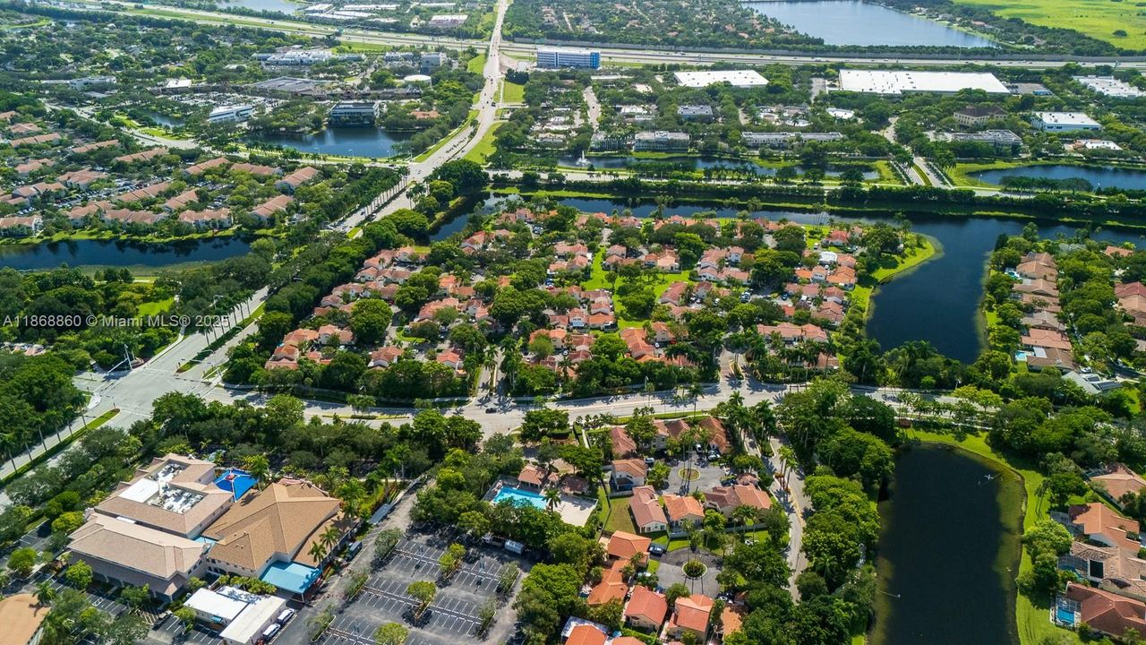 For Sale: $499,000 (2 beds, 2 baths, 913 Square Feet)