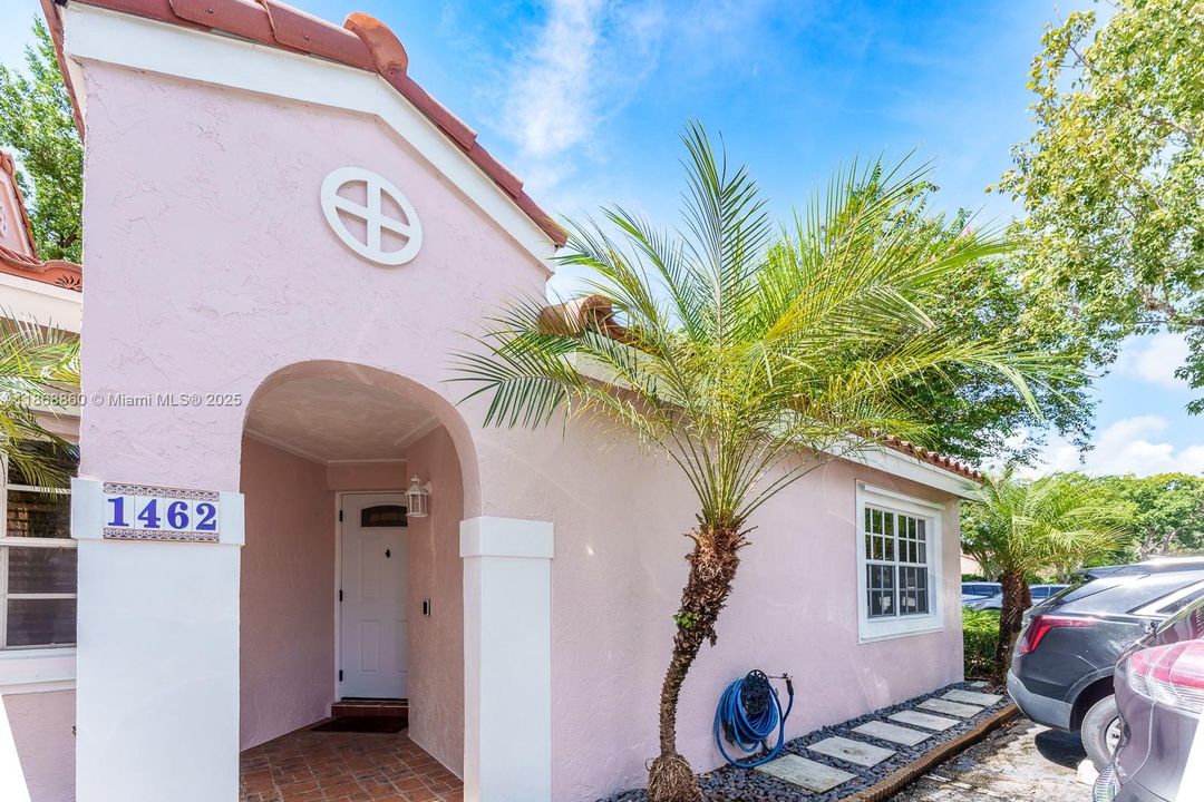 For Sale: $499,000 (2 beds, 2 baths, 913 Square Feet)