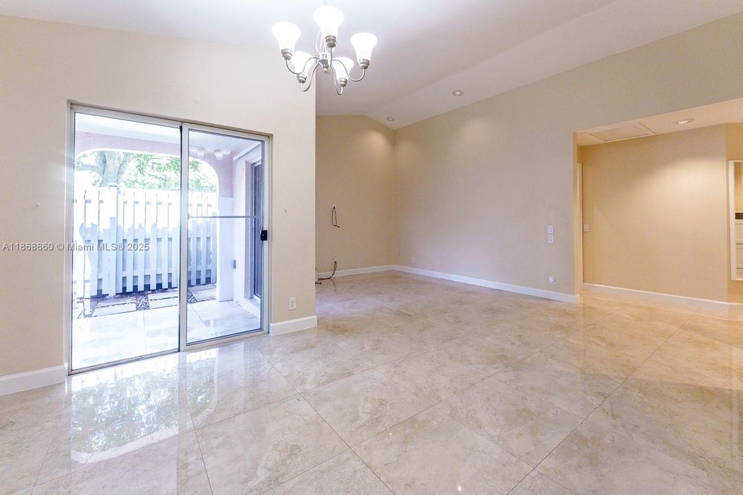 For Sale: $499,000 (2 beds, 2 baths, 913 Square Feet)