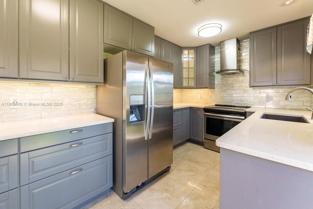 For Sale: $499,000 (2 beds, 2 baths, 913 Square Feet)