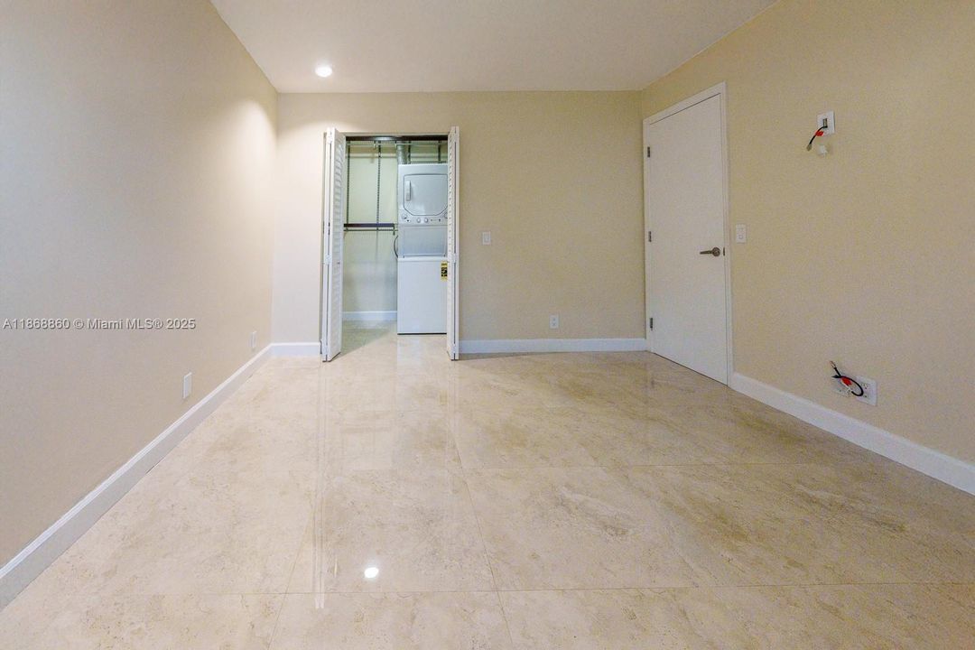 For Sale: $499,000 (2 beds, 2 baths, 913 Square Feet)