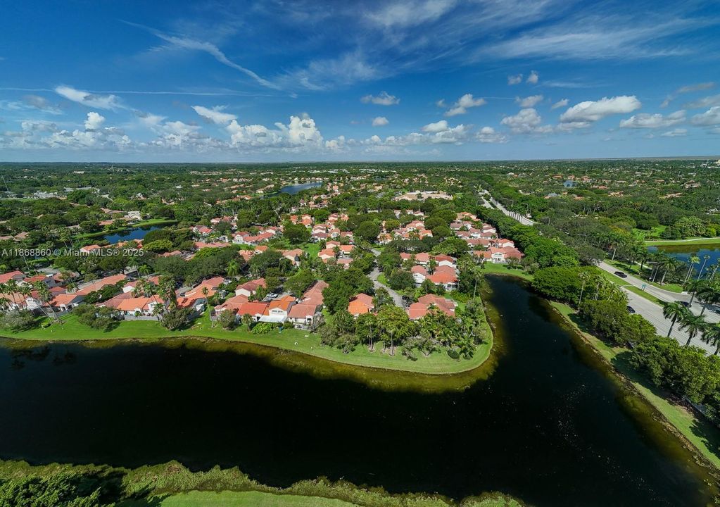 For Sale: $499,000 (2 beds, 2 baths, 913 Square Feet)