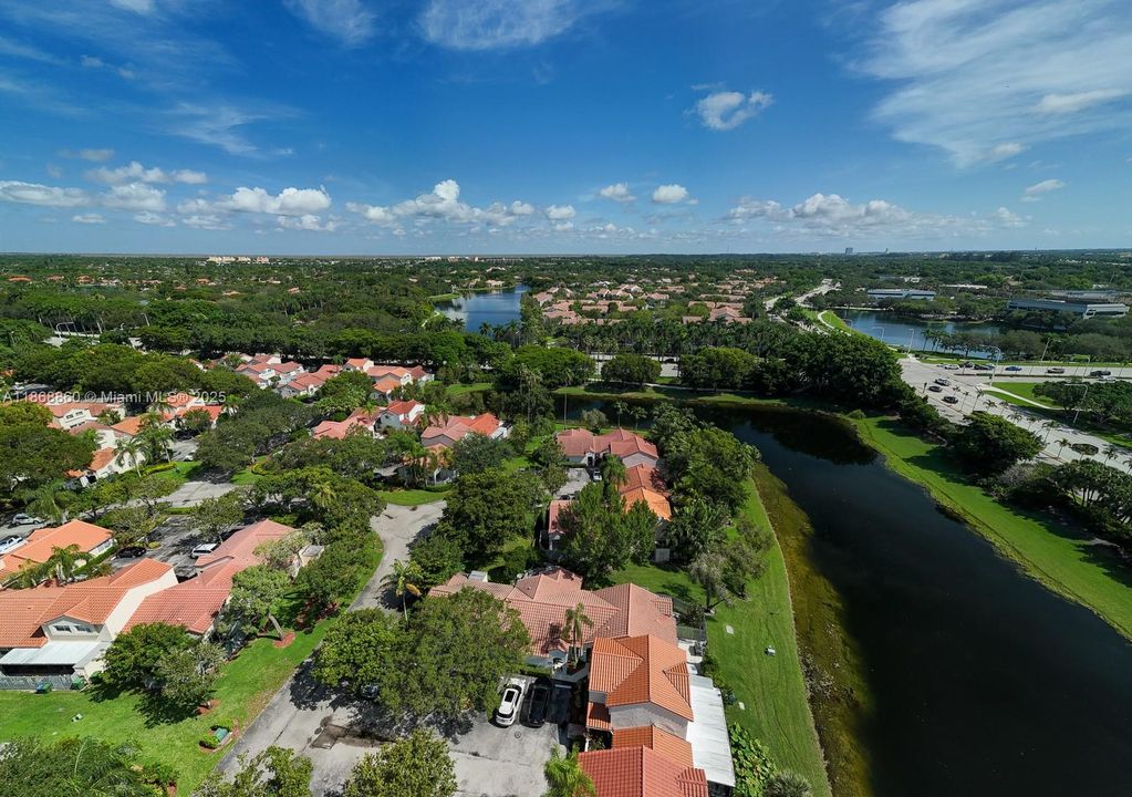 For Sale: $499,000 (2 beds, 2 baths, 913 Square Feet)