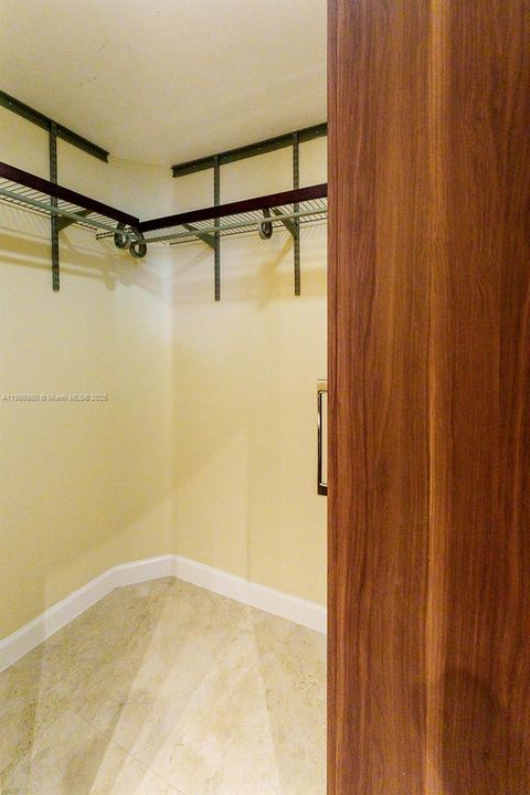 For Sale: $499,000 (2 beds, 2 baths, 913 Square Feet)