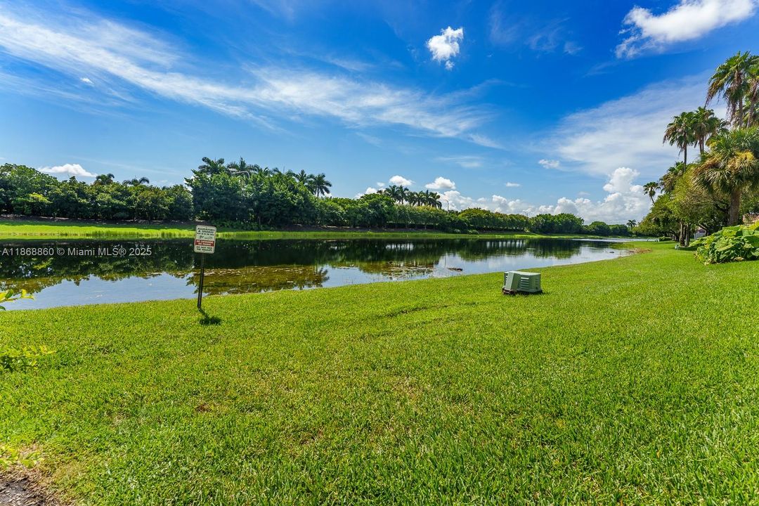 For Sale: $499,000 (2 beds, 2 baths, 913 Square Feet)