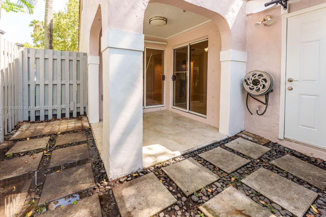 For Sale: $499,000 (2 beds, 2 baths, 913 Square Feet)