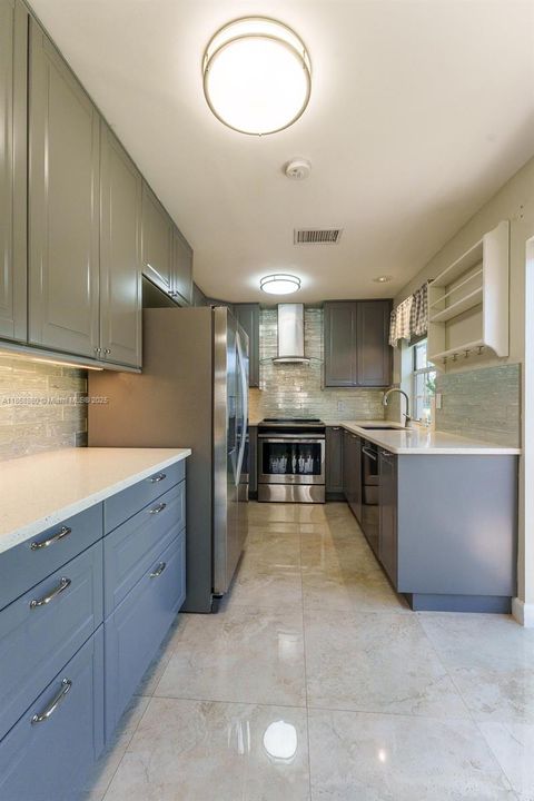 For Sale: $499,000 (2 beds, 2 baths, 913 Square Feet)