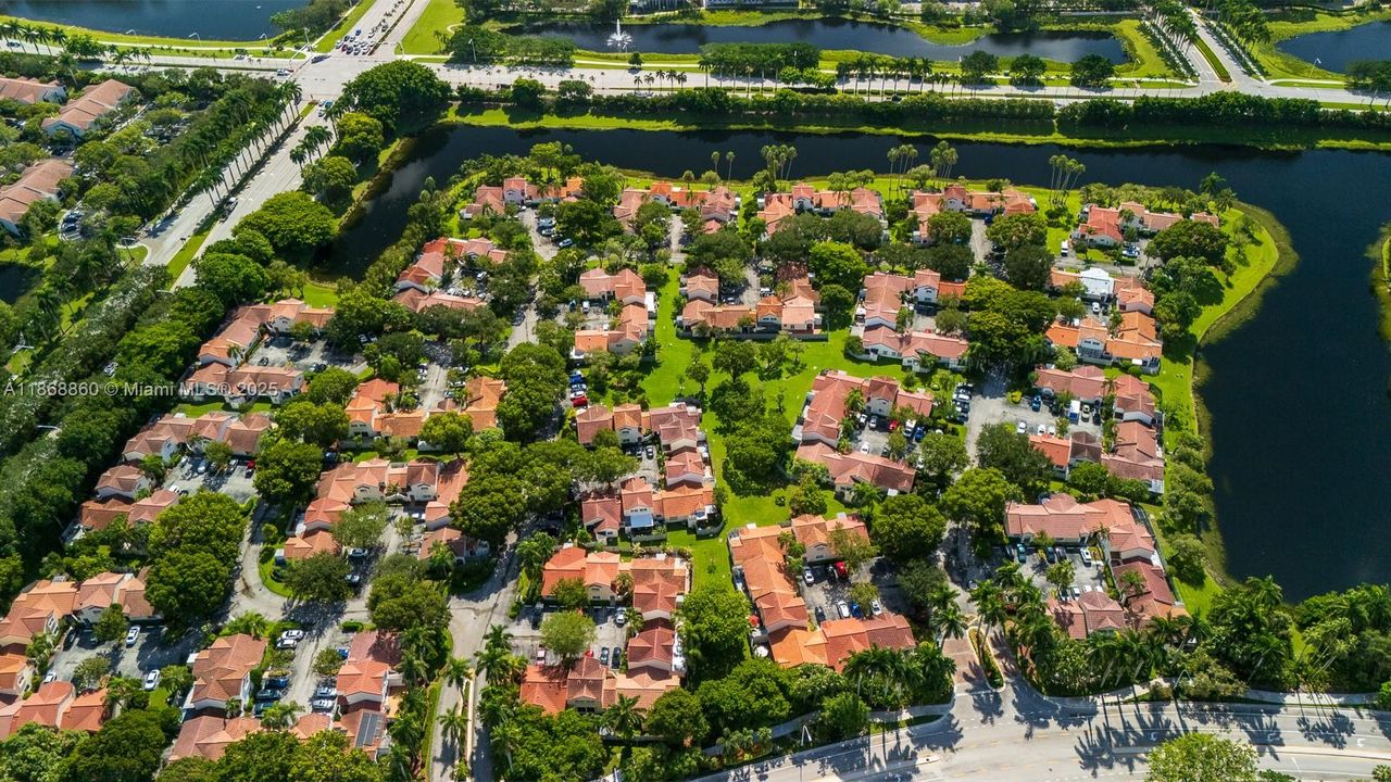 For Sale: $499,000 (2 beds, 2 baths, 913 Square Feet)