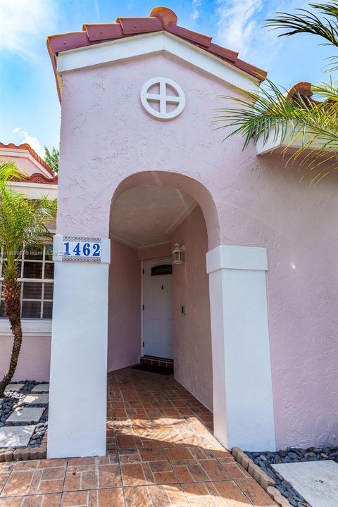 For Sale: $499,000 (2 beds, 2 baths, 913 Square Feet)