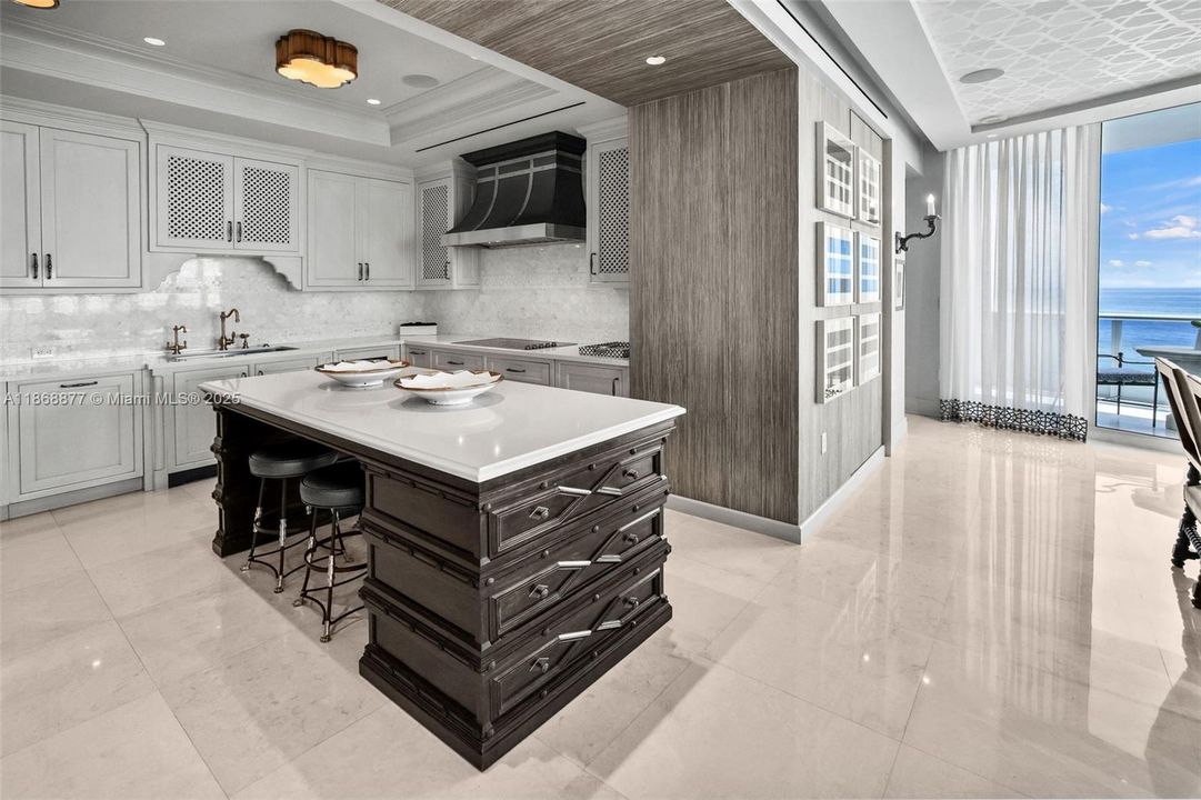 Active With Contract: $4,559,000 (3 beds, 3 baths, 2959 Square Feet)