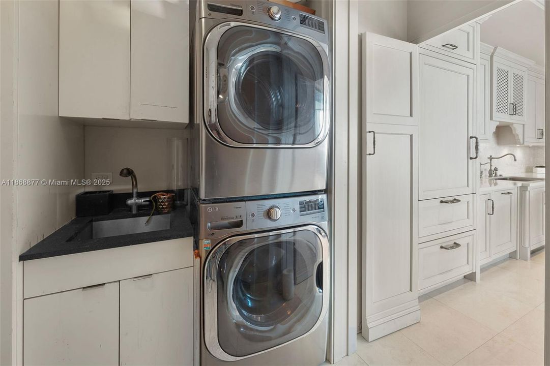 Active With Contract: $4,559,000 (3 beds, 3 baths, 2959 Square Feet)