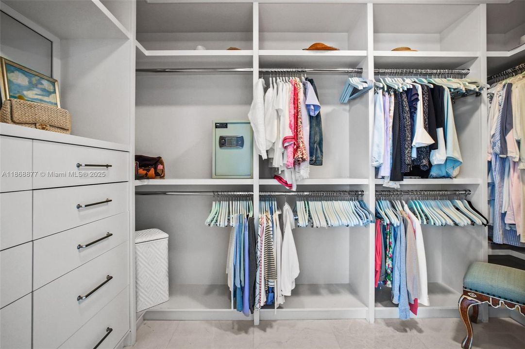 Active With Contract: $4,559,000 (3 beds, 3 baths, 2959 Square Feet)