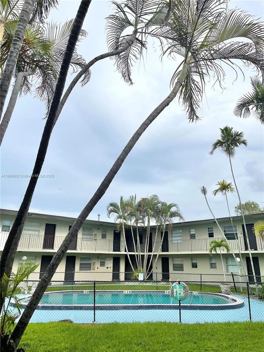 合同活跃: $190,000 (1 贝兹, 1 浴室, 558 平方英尺)