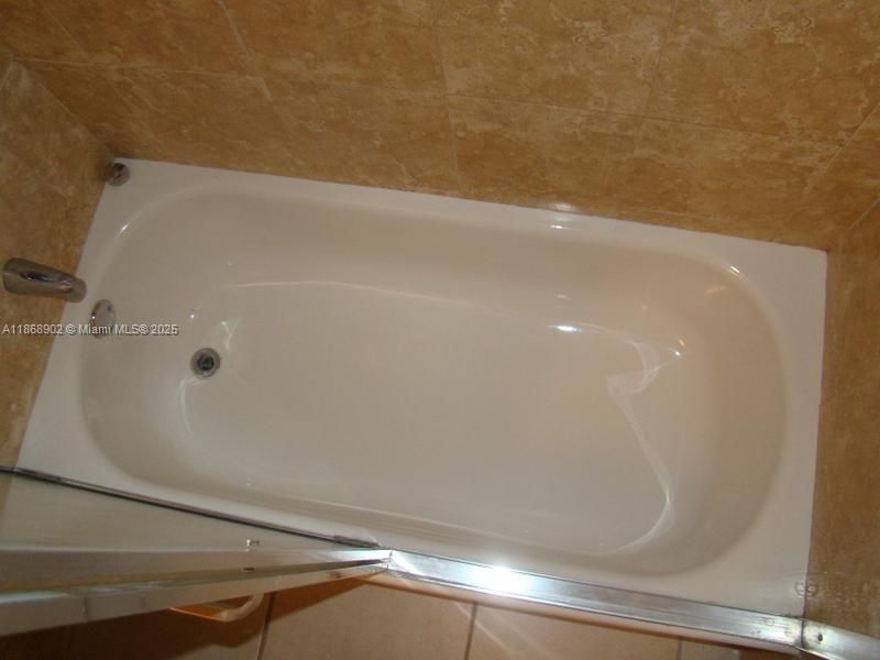 合同活跃: $190,000 (1 贝兹, 1 浴室, 558 平方英尺)