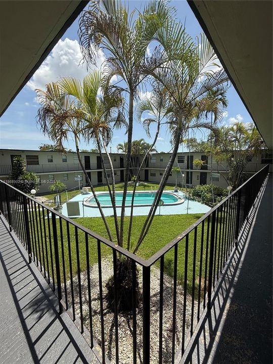 合同活跃: $190,000 (1 贝兹, 1 浴室, 558 平方英尺)