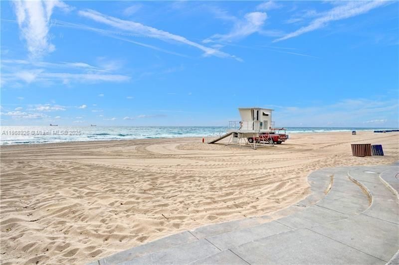 For Sale: $636,000 (2 beds, 2 baths, 850 Square Feet)