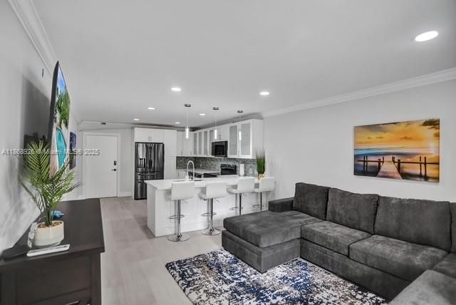 For Sale: $636,000 (2 beds, 2 baths, 850 Square Feet)
