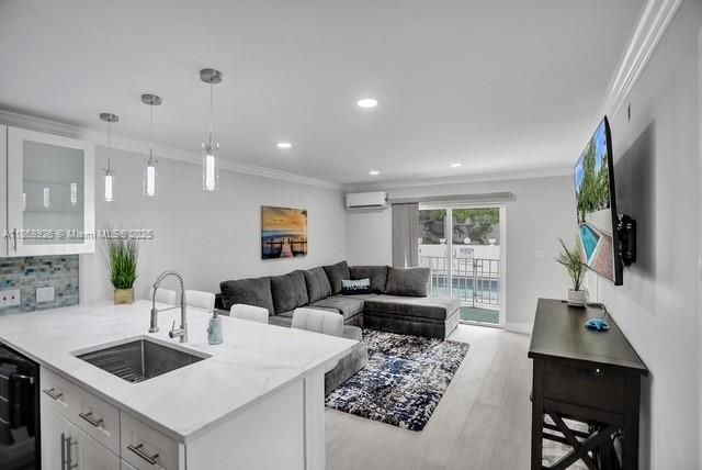 For Sale: $636,000 (2 beds, 2 baths, 850 Square Feet)