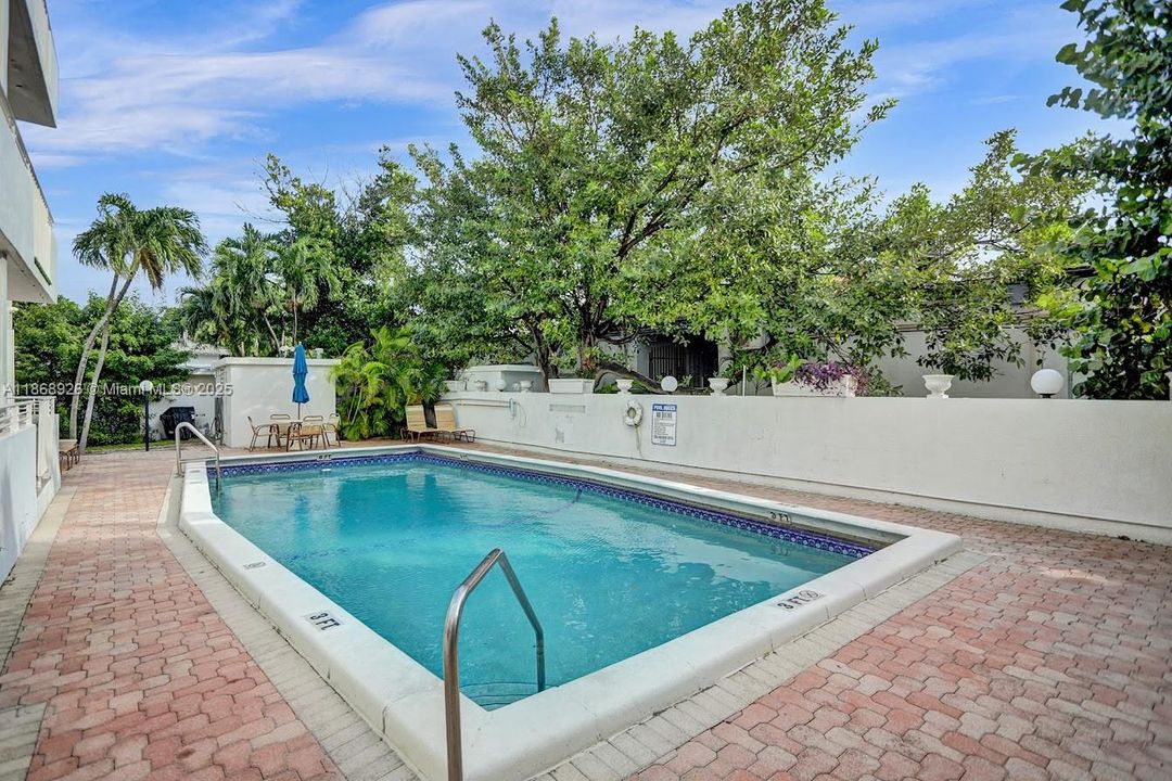 For Sale: $636,000 (2 beds, 2 baths, 850 Square Feet)