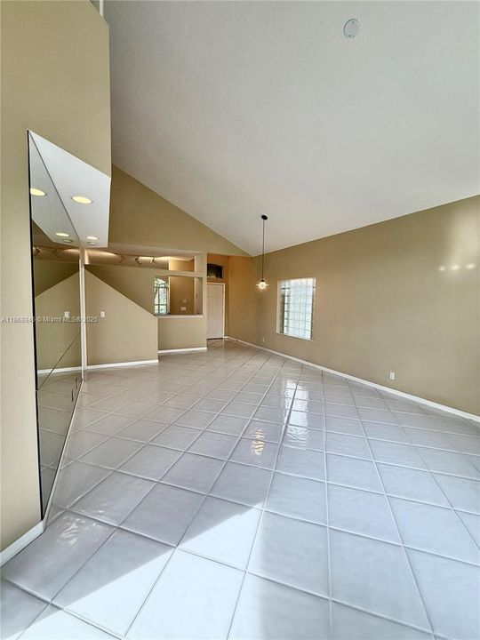 合同活跃: $489,000 (4 贝兹, 2 浴室, 1890 平方英尺)