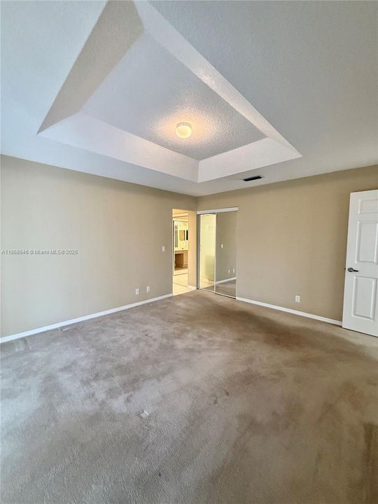 合同活跃: $489,000 (4 贝兹, 2 浴室, 1890 平方英尺)