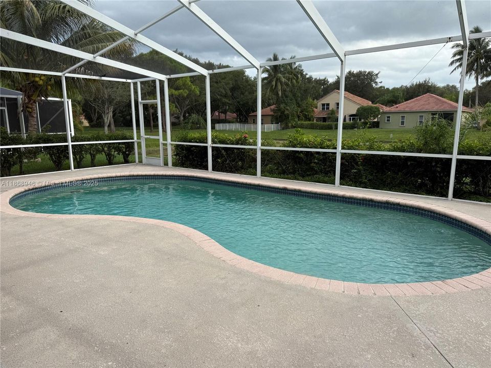 合同活跃: $489,000 (4 贝兹, 2 浴室, 1890 平方英尺)