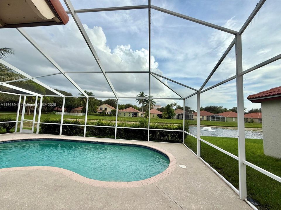 合同活跃: $489,000 (4 贝兹, 2 浴室, 1890 平方英尺)