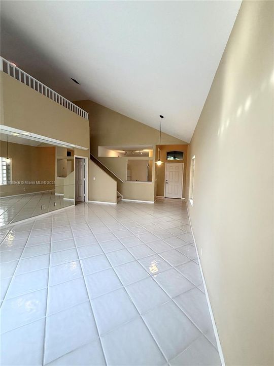 合同活跃: $489,000 (4 贝兹, 2 浴室, 1890 平方英尺)