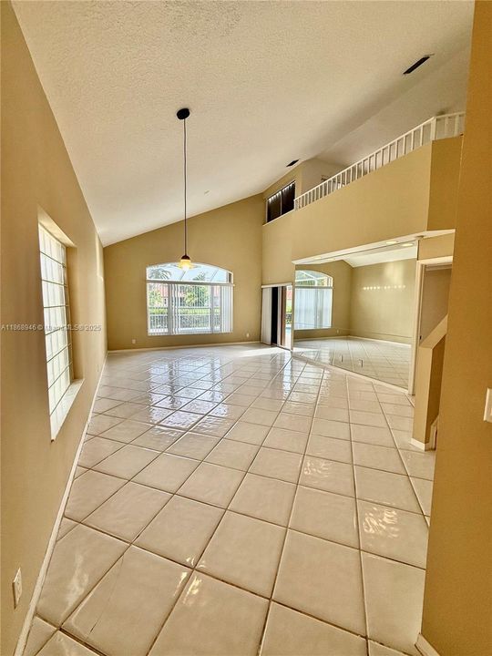 合同活跃: $489,000 (4 贝兹, 2 浴室, 1890 平方英尺)